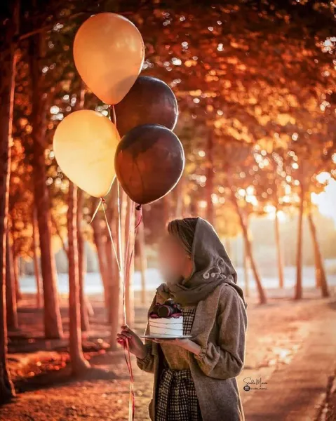 ایده عکس تولد با کروسان در طبیعت