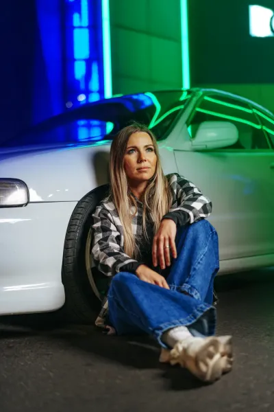ژست عکس با ماشین شاسی بلند