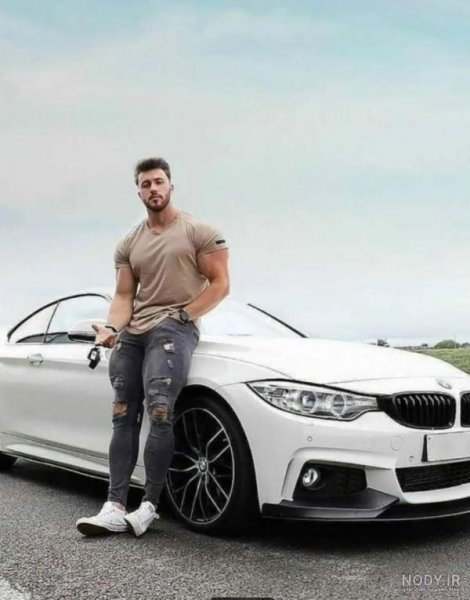 ژست عکس با ماشین شاسی بلند