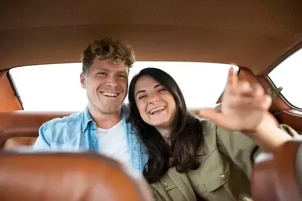 ژست عکاسی با ماشین دو نفره