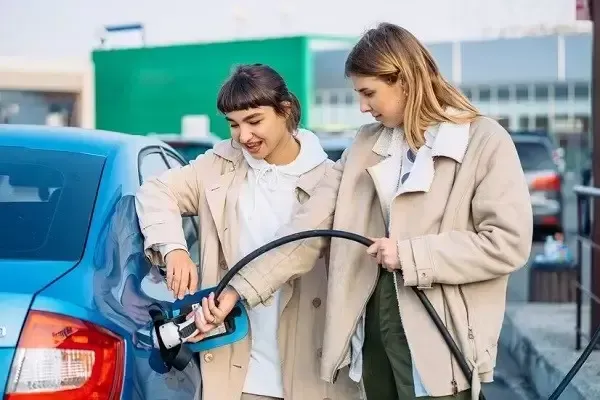 ژست عکاسی با ماشین دو نفره