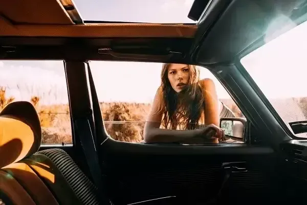 ژست عکاسی با ماشین دو نفره