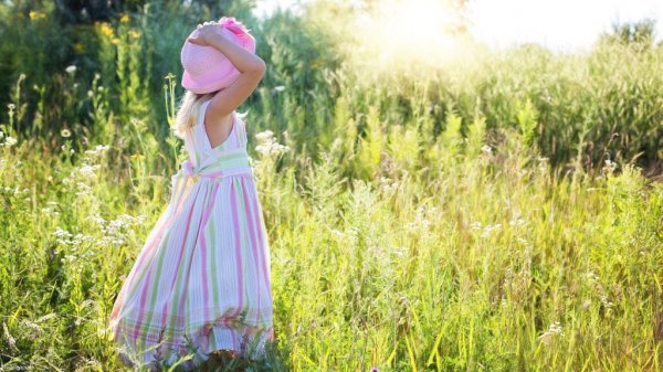 عکس دختر در طبیعت برای پروفایل