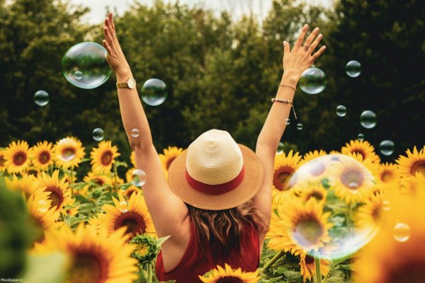 عکس دختر در طبیعت برای پروفایل