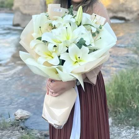  عکس دختر با گل لیلیوم برای پروفایل