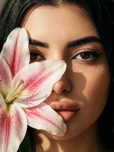  عکس دختر با گل لیلیوم برای پروفایل