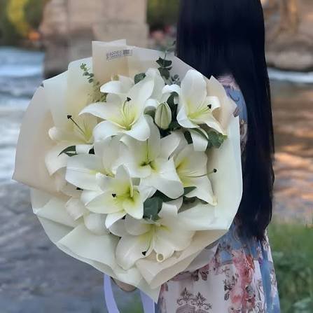  عکس دختر با گل لیلیوم برای پروفایل