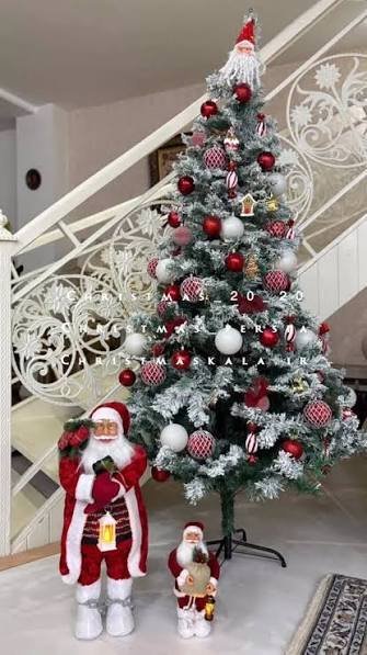  عکس درخت کریسمس با چراغ‌های رنگی و بوکه
