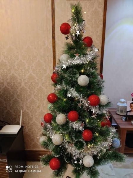  عکس درخت کریسمس با چراغ‌های رنگی و بوکه