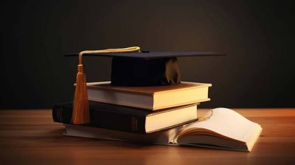  عکس کتاب باز روی میز برای پروفایل