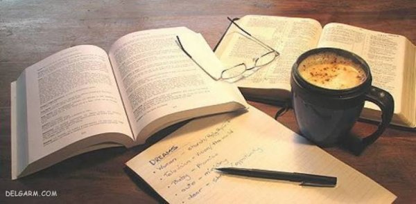  عکس کتاب باز روی میز برای پروفایل