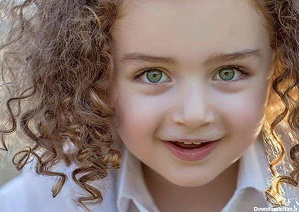  عکس دختر مو فرفری با چشم های رنگی و زیبا