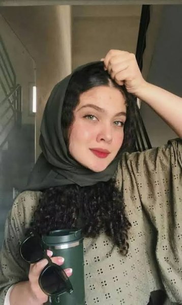  عکس دختر مو فرفری با چشم های رنگی و زیبا
