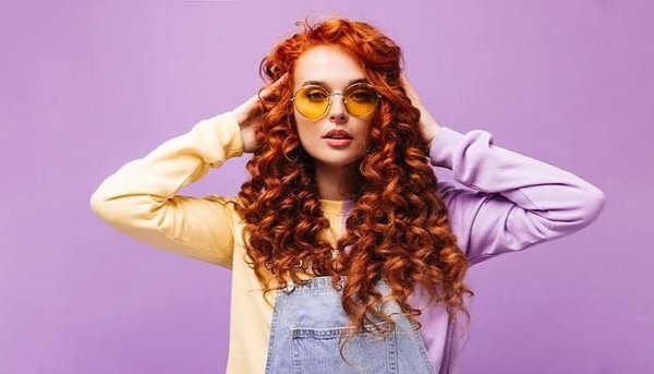  عکس دختر مو فرفری با چشم های رنگی و زیبا
