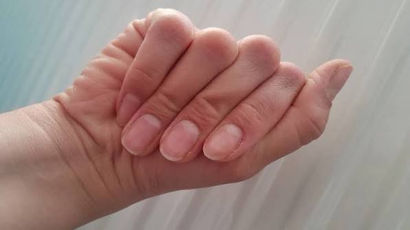  عکس دست دختر ساده بدون لاک