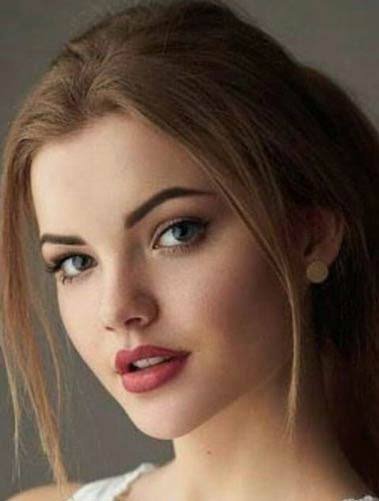 عکس فانتزی دختر چشم آبی با موهای بور و لب های قرمز