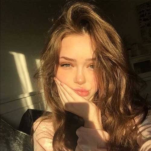  عکس فانتزی دختر چشم آبی با موهای بور و لب های قرمز