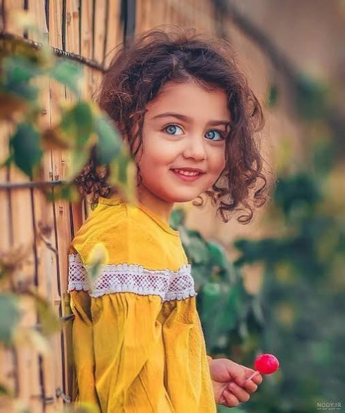  عکس فانتزی دختر چشم آبی با موهای بور و لب های قرمز