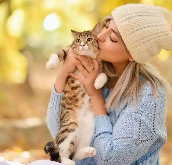  عکس دختر با گربه سفید