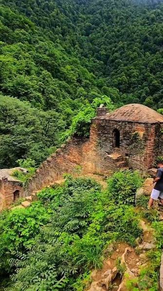  عکس قلعه رودخان در دل طبیعت سرسبز گیلان