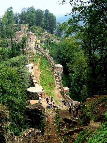  عکس قلعه رودخان در دل طبیعت سرسبز گیلان