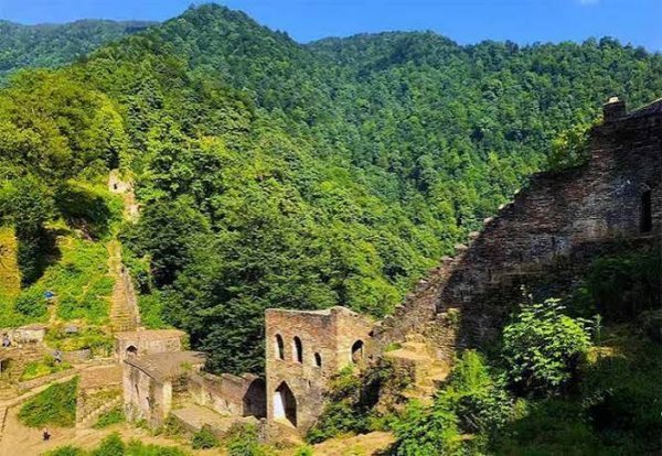  عکس قلعه رودخان در دل طبیعت سرسبز گیلان