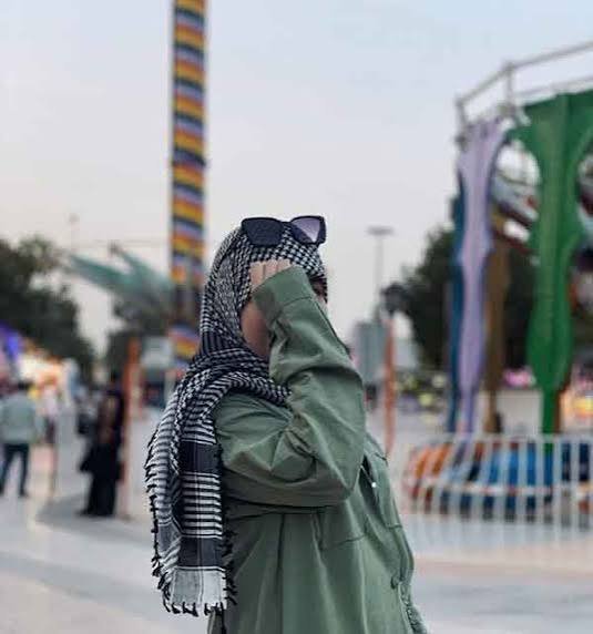  عکس دختر از نیم رخ با شال