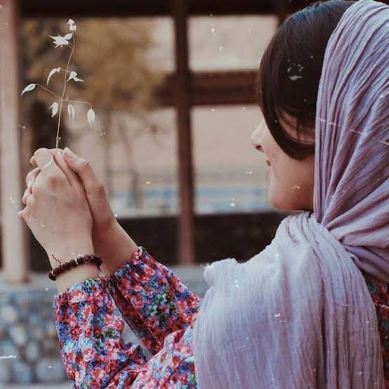 عکس دختر از نیم رخ با شال