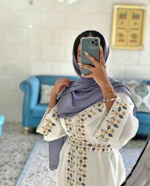  عکس دختر از نیم رخ با شال