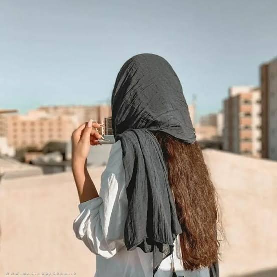  عکس دختر از نیم رخ با شال