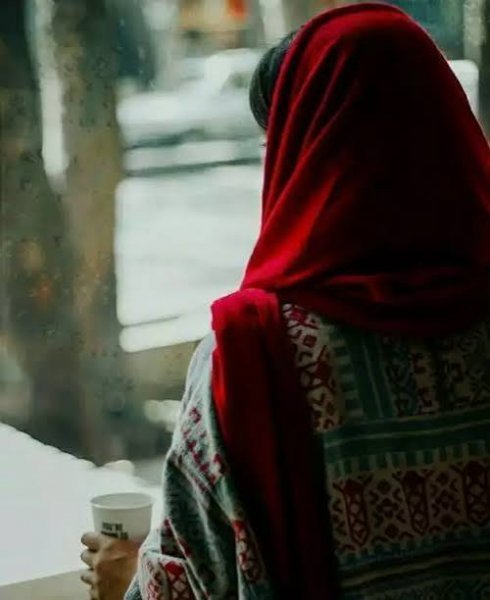  عکس دختر از نیم رخ با شال