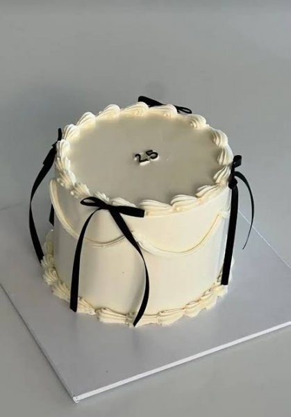  عکس کیک تولد ساده و شیک زنانه