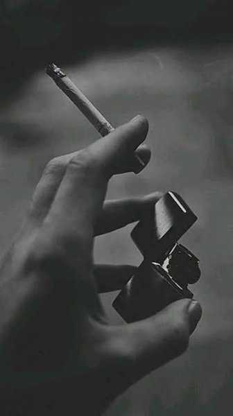  عکس سیاه سفید سیگار کشیدن پسر تنها