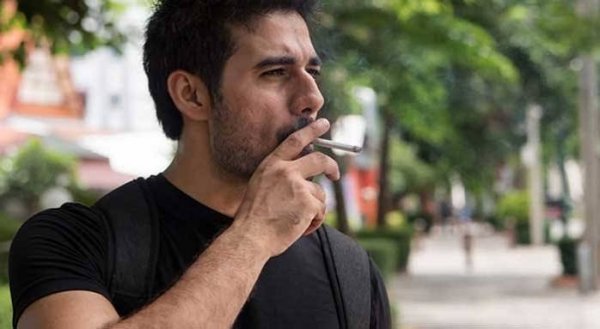 والپیپر پسرانه گنگ سیگار به دست