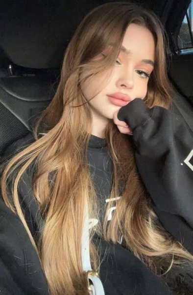  دانلود عکس دختر زیبا فیک برای تصویر زمینه گوشی