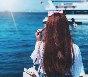  والپیپر نقاشی دختر با کوله پشتی و موهای بافت شده