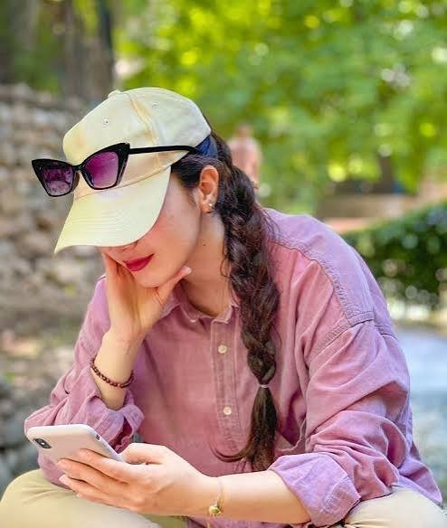  والپیپر فانتزی دختر با کلاه اسپرت برای گوشی