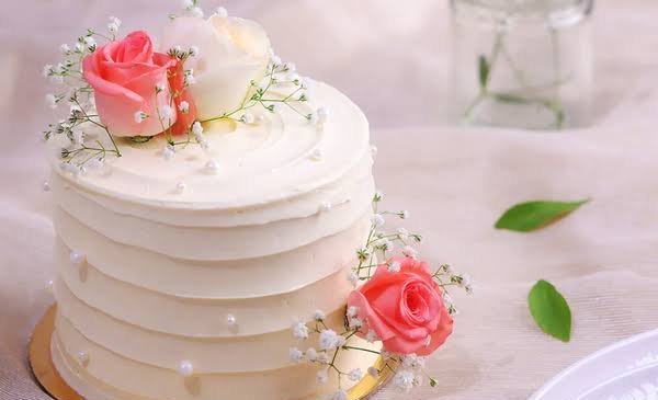  عکس کیک عروسی تزئین شده خامه ای