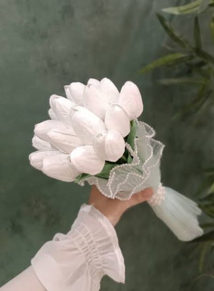 دسته گل عروس رز سفید با تور