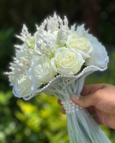  دسته گل عروس رز سفید با تور