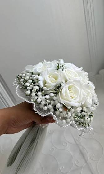  دسته گل عروس رز سفید با تور