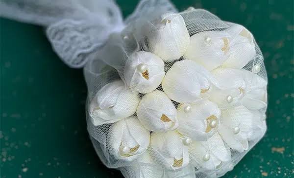  دسته گل عروس رز سفید با تور