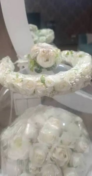  دسته گل عروس رز سفید با تور