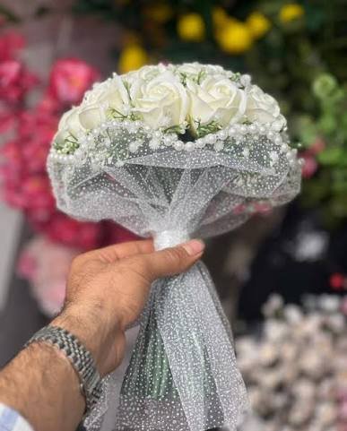  دسته گل عروس رز سفید با تور