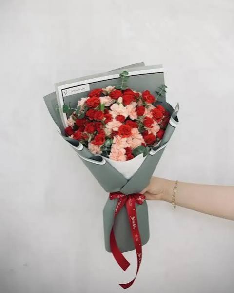  دسته گل ژیپسوفیلا و رز مینیاتوری