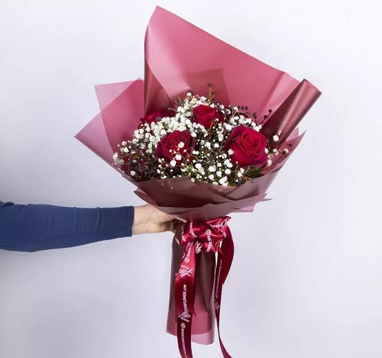  دسته گل ژیپسوفیلا و رز مینیاتوری