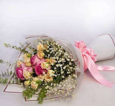  دسته گل ژیپسوفیلا و رز مینیاتوری