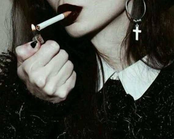  عکس پس زمینه سیاه سفید دختر سیگاری خفن