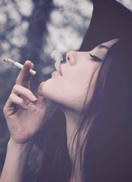  عکس پس زمینه سیاه سفید دختر سیگاری خفن