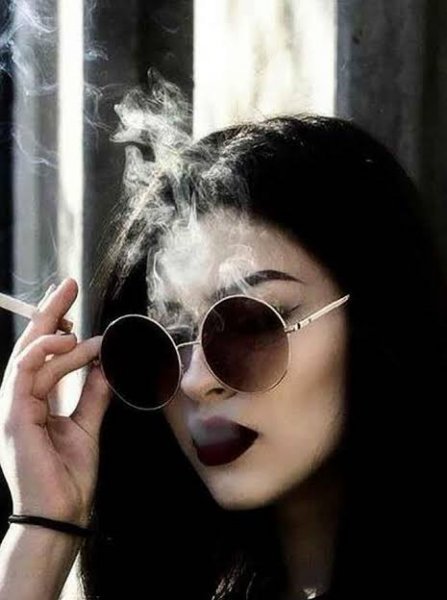  عکس پس زمینه سیاه سفید دختر سیگاری خفن
